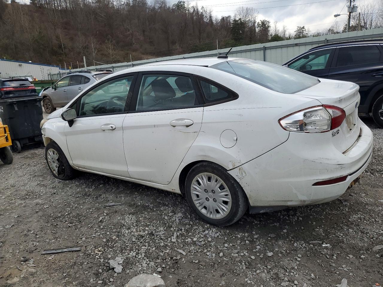 2015 FORD FIESTA S photo 2
