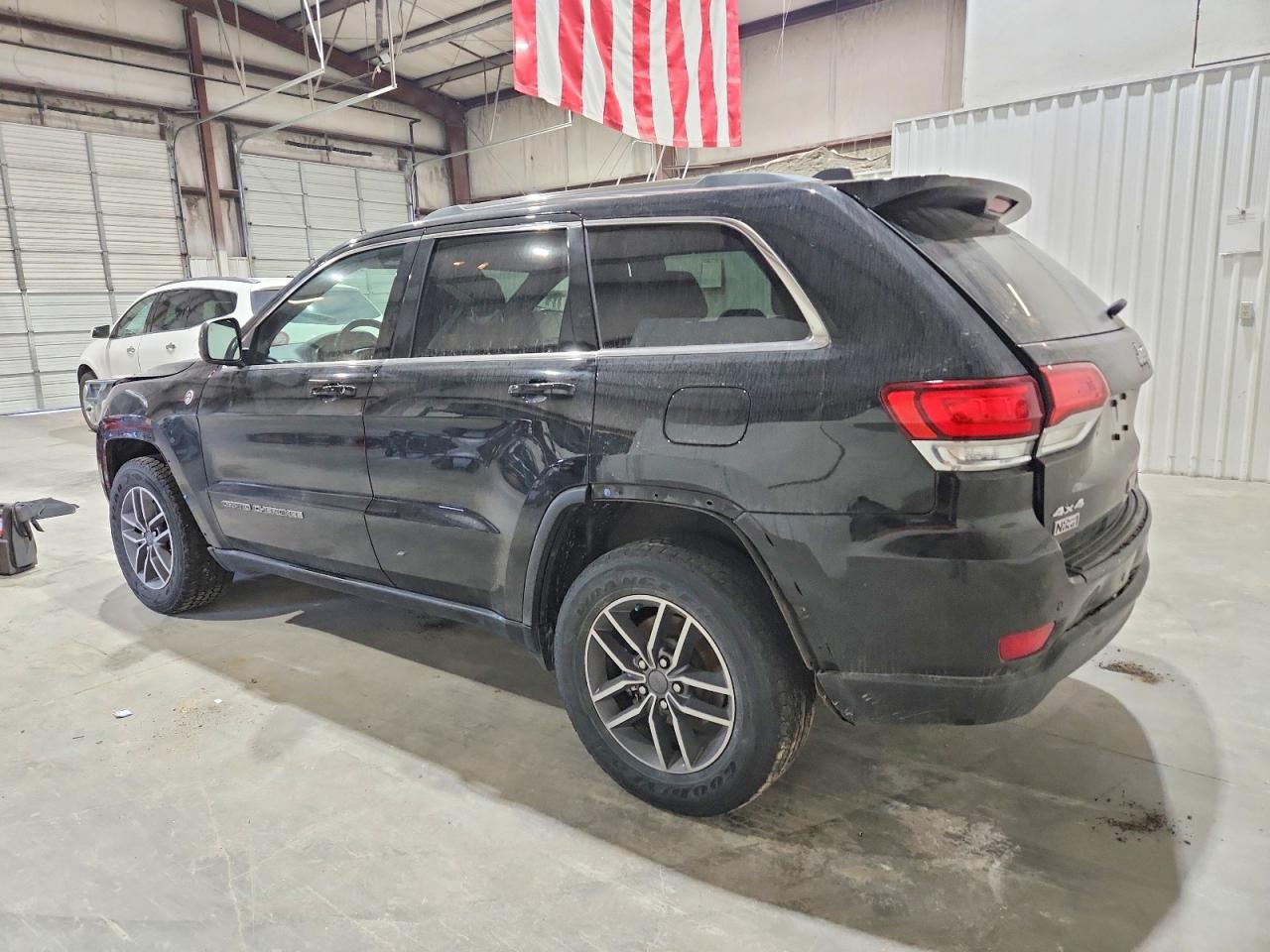 2020 JEEP GRAND CHEROKEE LAREDO photo 2