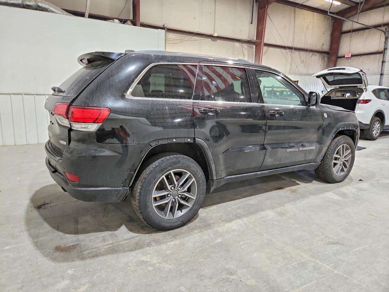 2020 JEEP GRAND CHEROKEE LAREDO photo 3