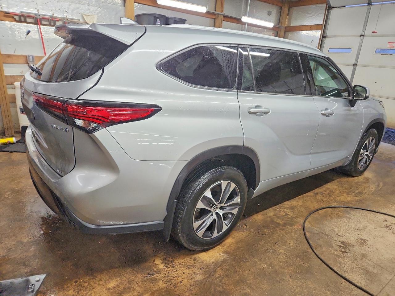 2022 TOYOTA HIGHLANDER HYBRID XLE photo 3
