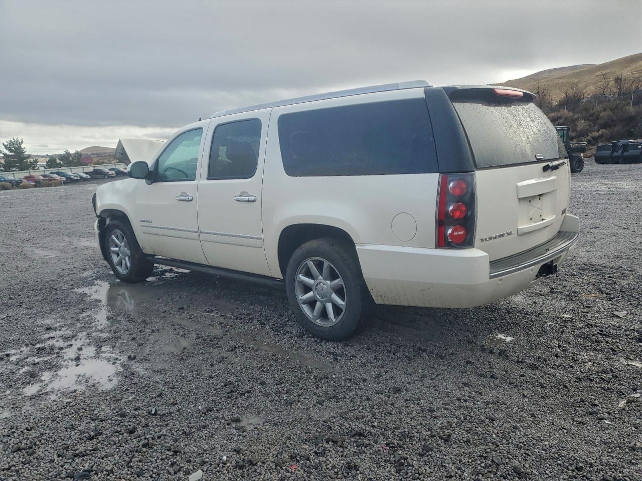 2013 GMC YUKON XL DENALI photo 2