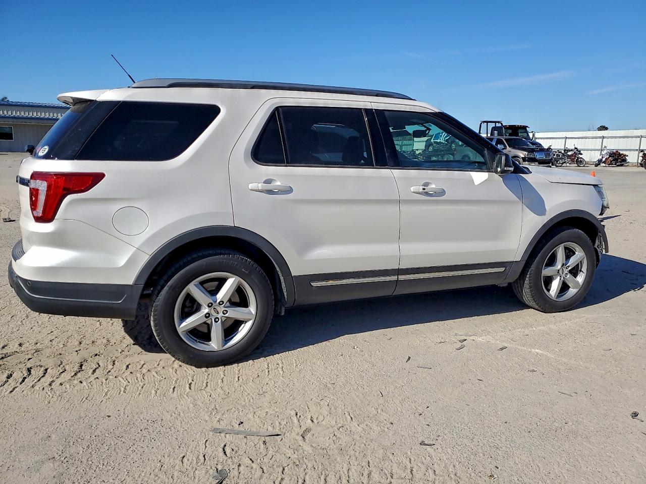2019 FORD EXPLORER XLT photo 5