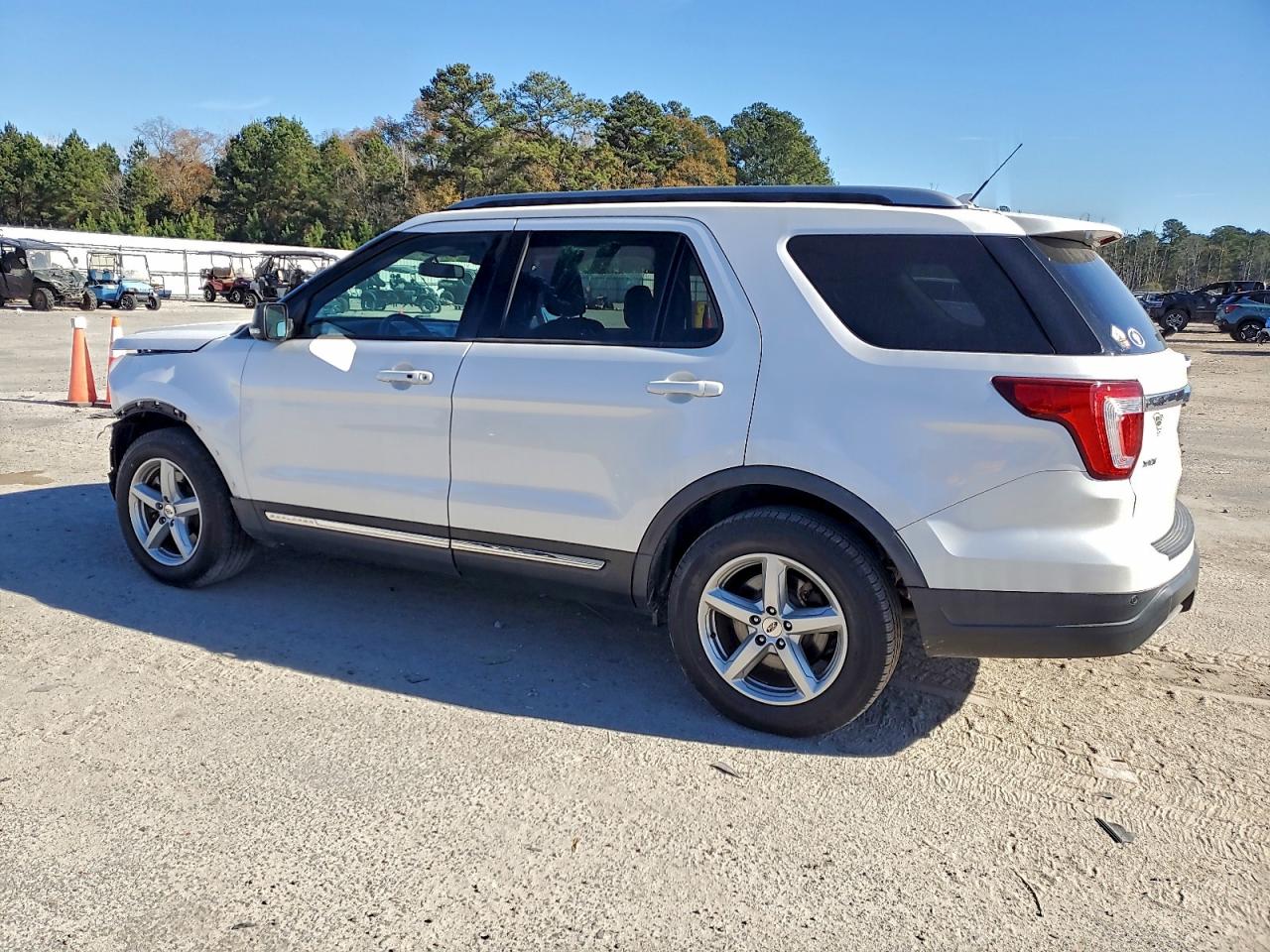 2019 FORD EXPLORER XLT photo 3