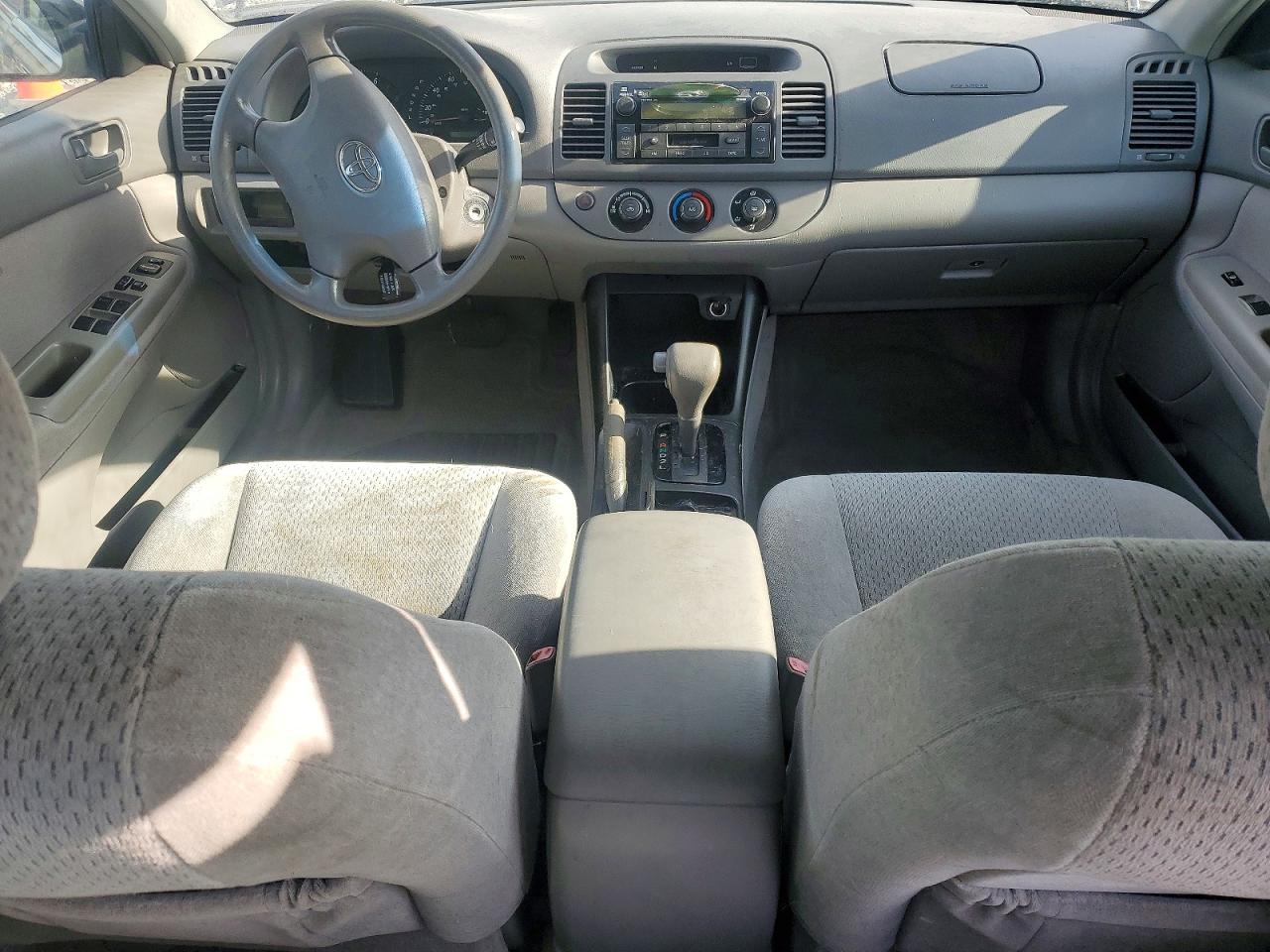 2004 TOYOTA CAMRY LE photo 8