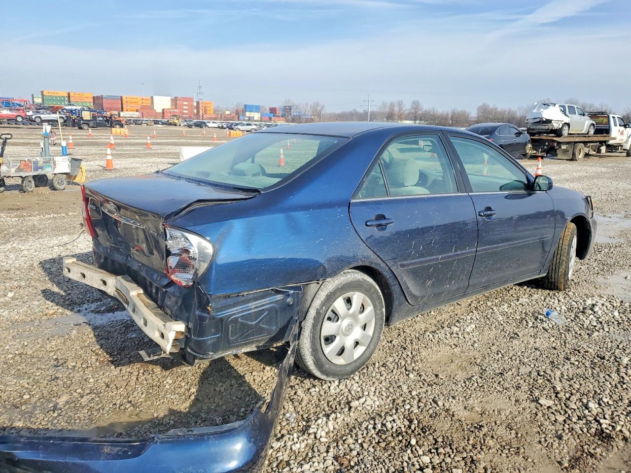 2004 TOYOTA CAMRY LE photo 3