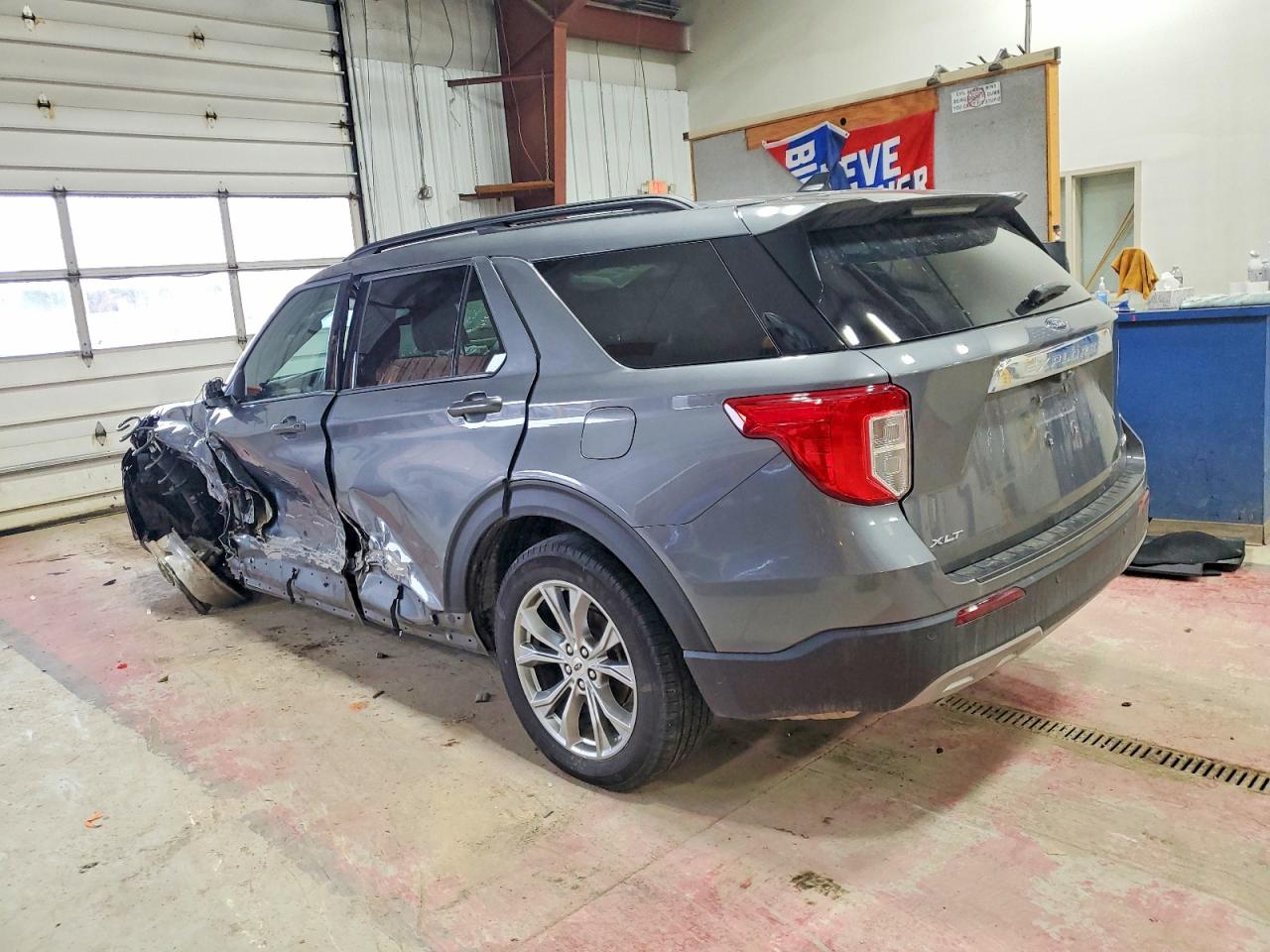 2023 FORD EXPLORER XLT photo 2