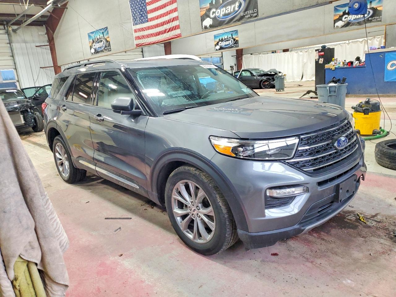 2023 FORD EXPLORER XLT photo 4