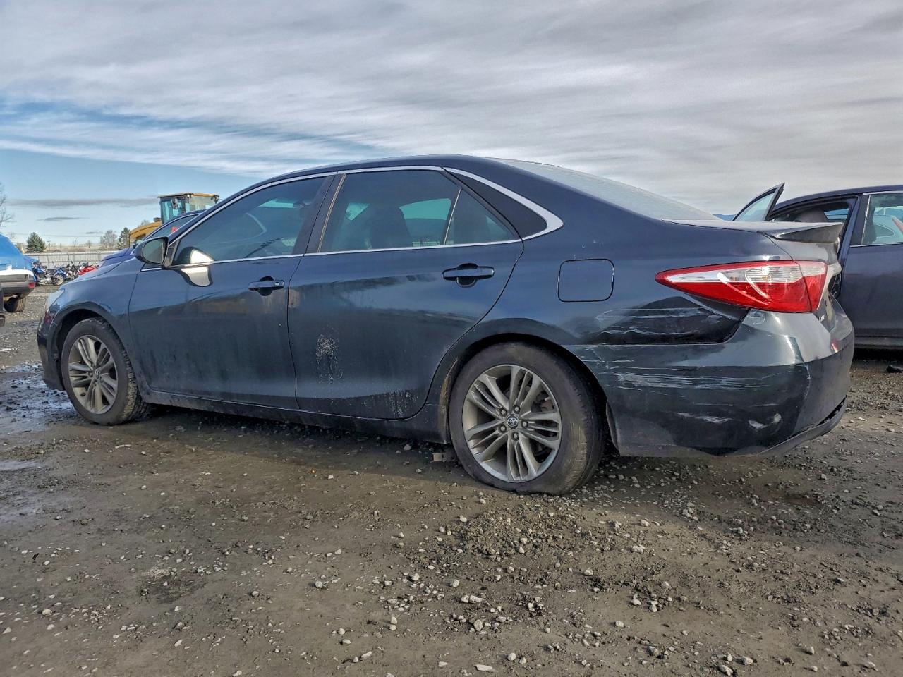 2016 TOYOTA CAMRY LE photo 2