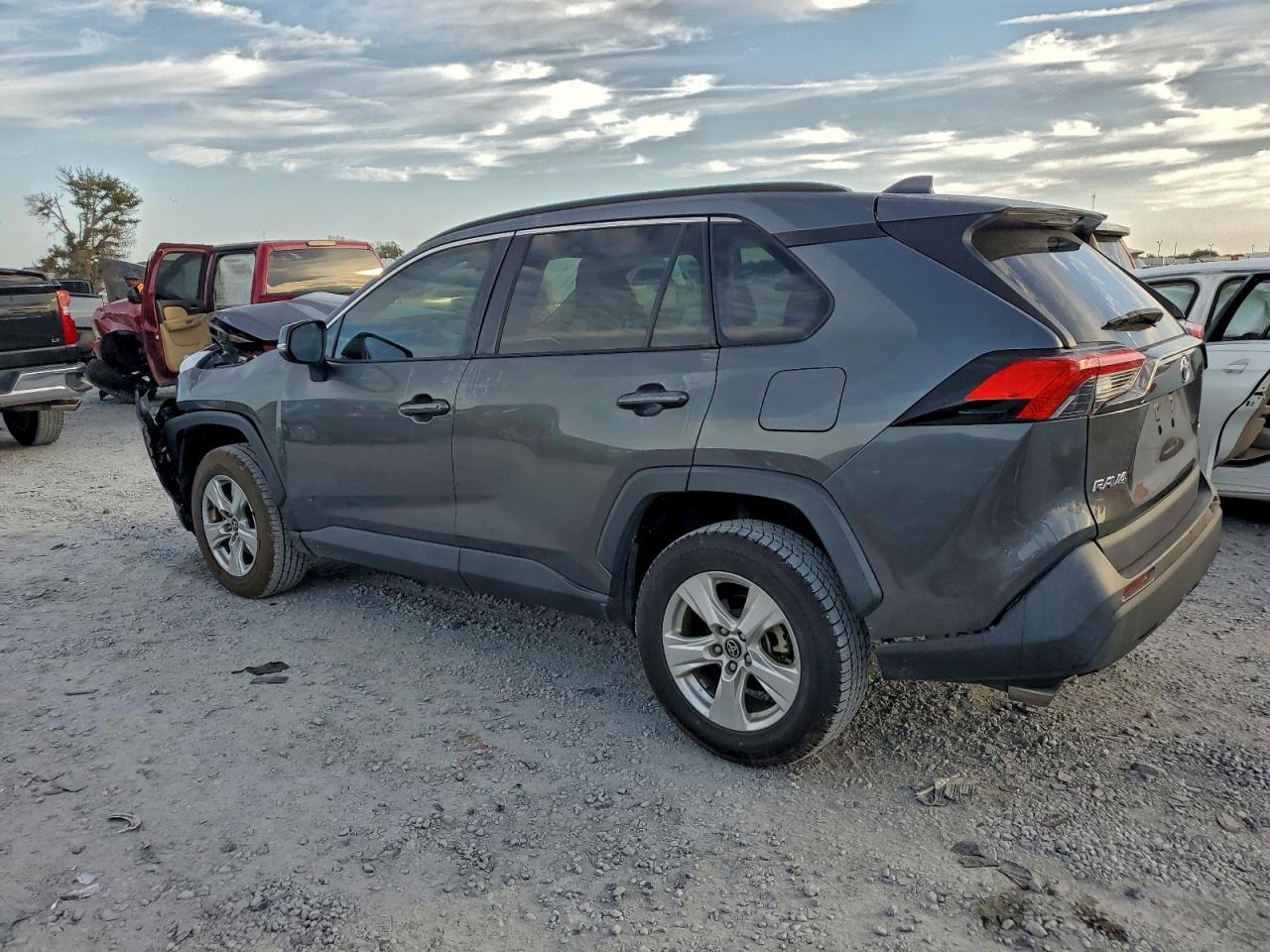 2021 TOYOTA RAV4 XLE photo 2