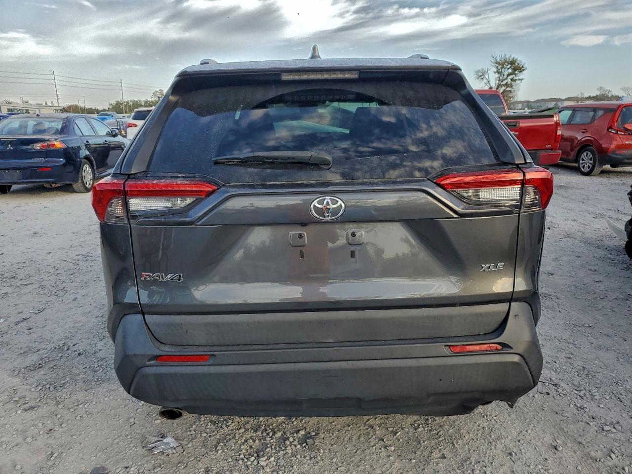 2021 TOYOTA RAV4 XLE photo 6