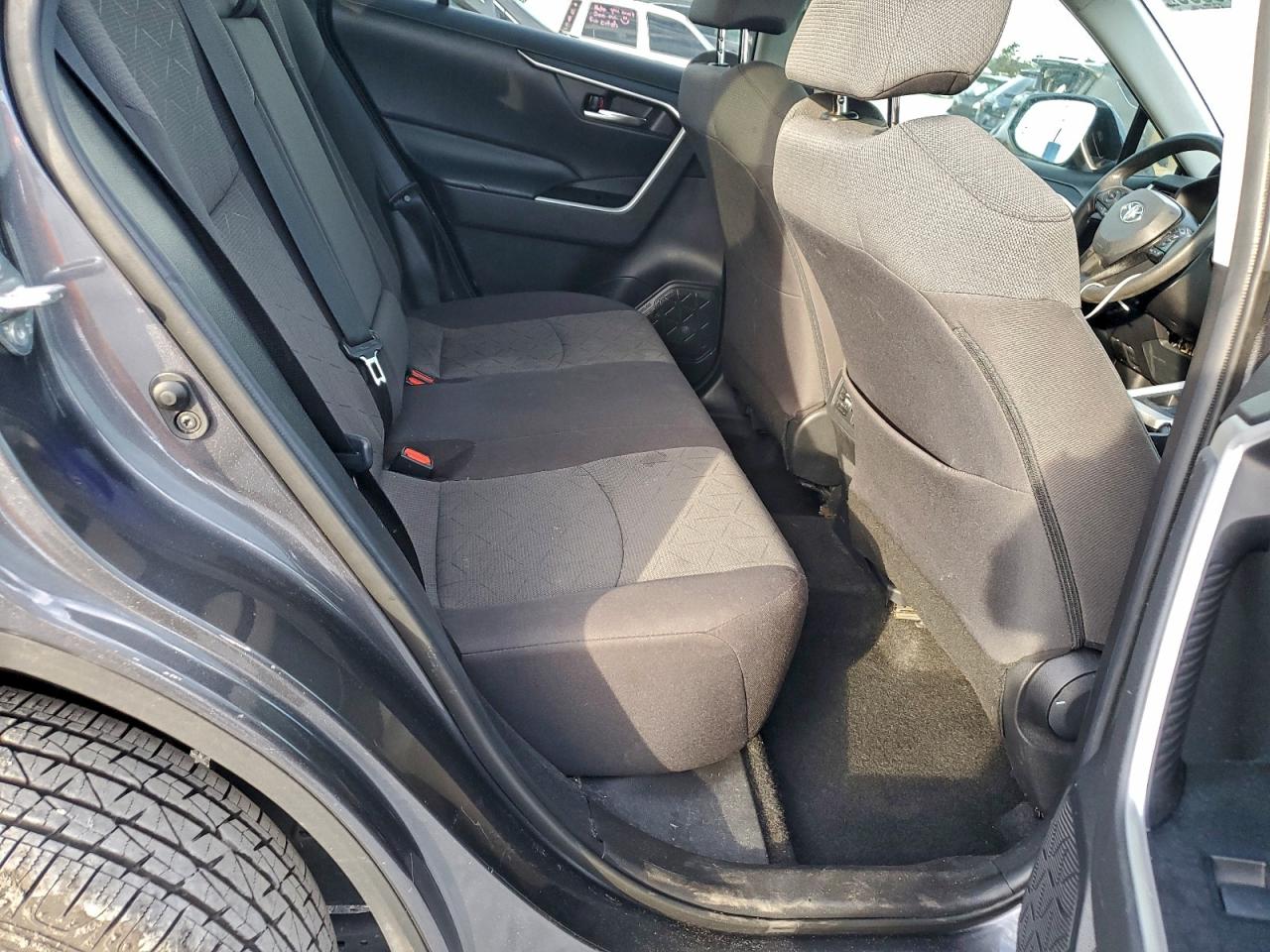 2021 TOYOTA RAV4 XLE photo 11