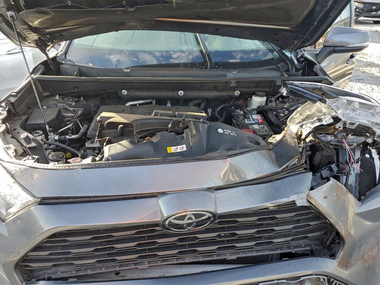 2021 TOYOTA RAV4 XLE photo 12