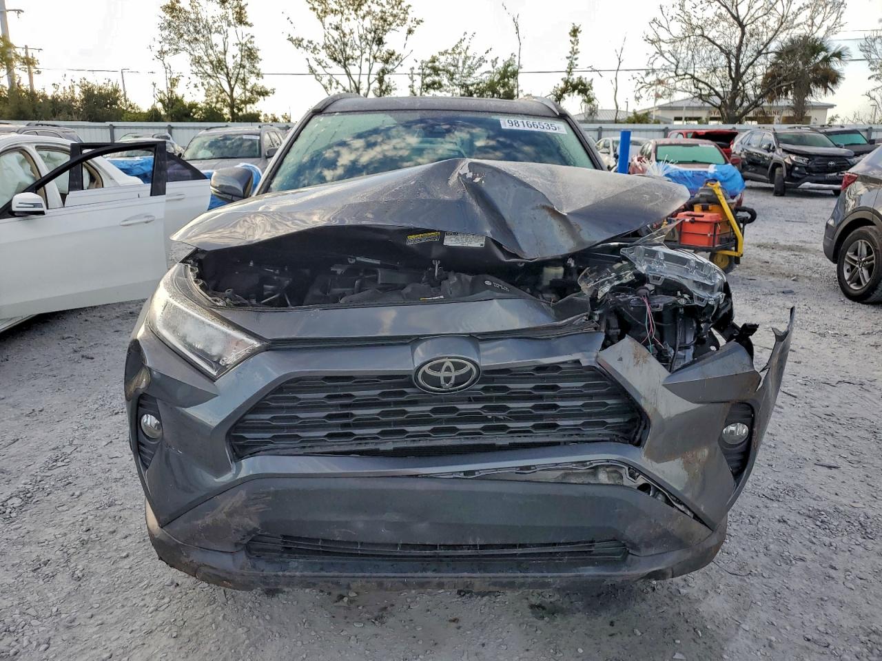 2021 TOYOTA RAV4 XLE photo 5