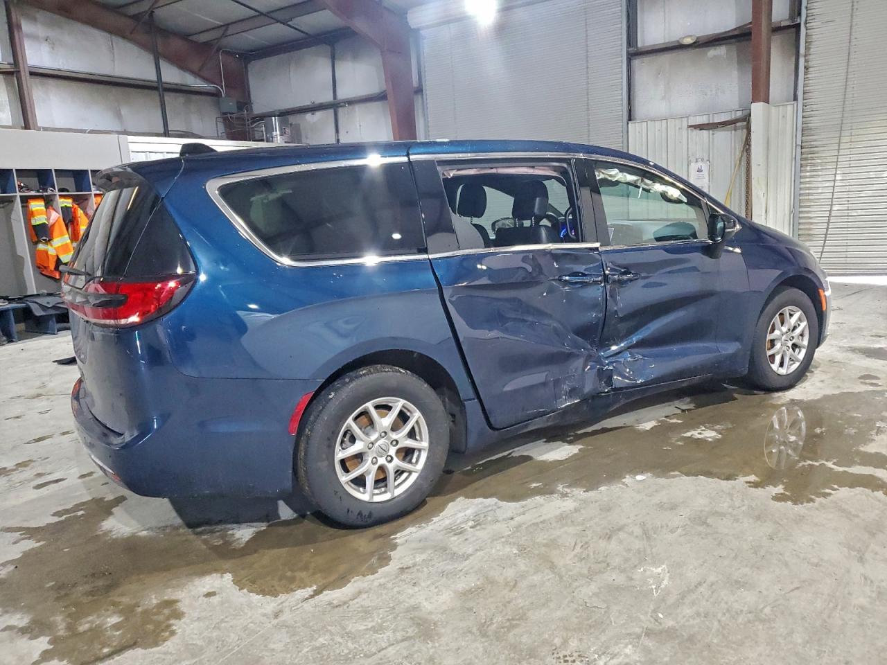 2025 CHRYSLER PACIFICA SELECT photo 3