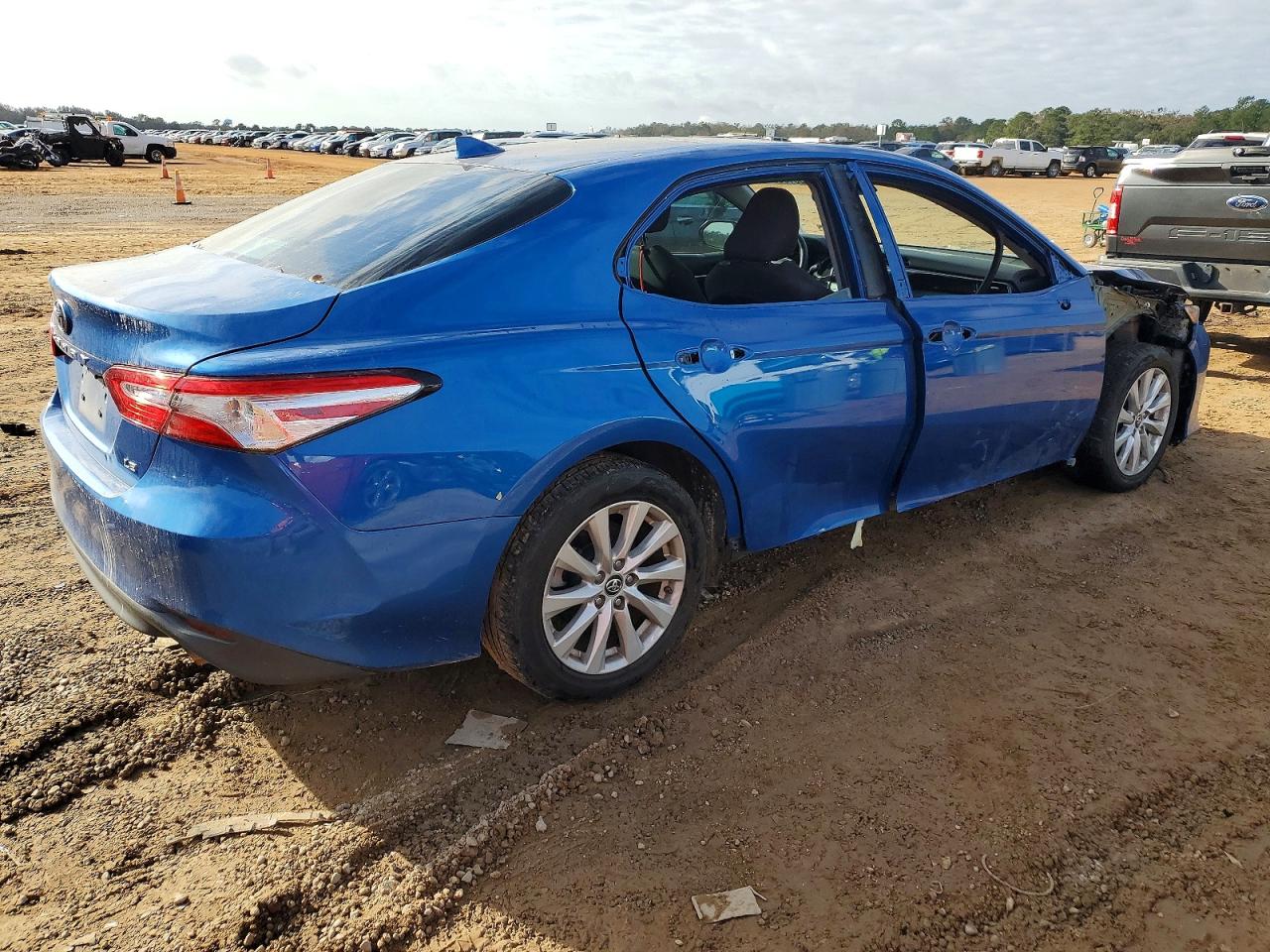 2019 TOYOTA CAMRY L photo 3