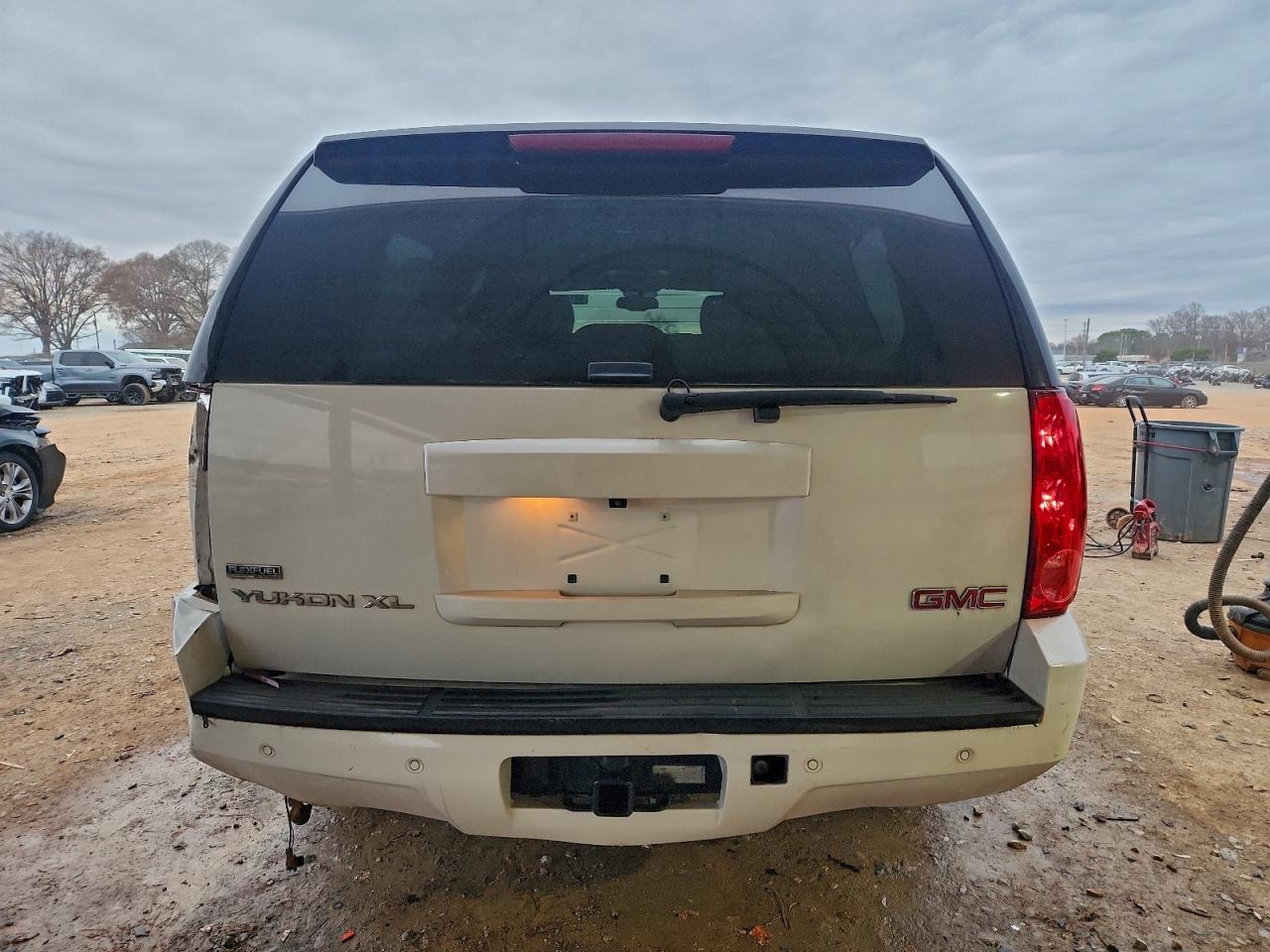 2011 GMC YUKON XL C1500 SLT photo 6
