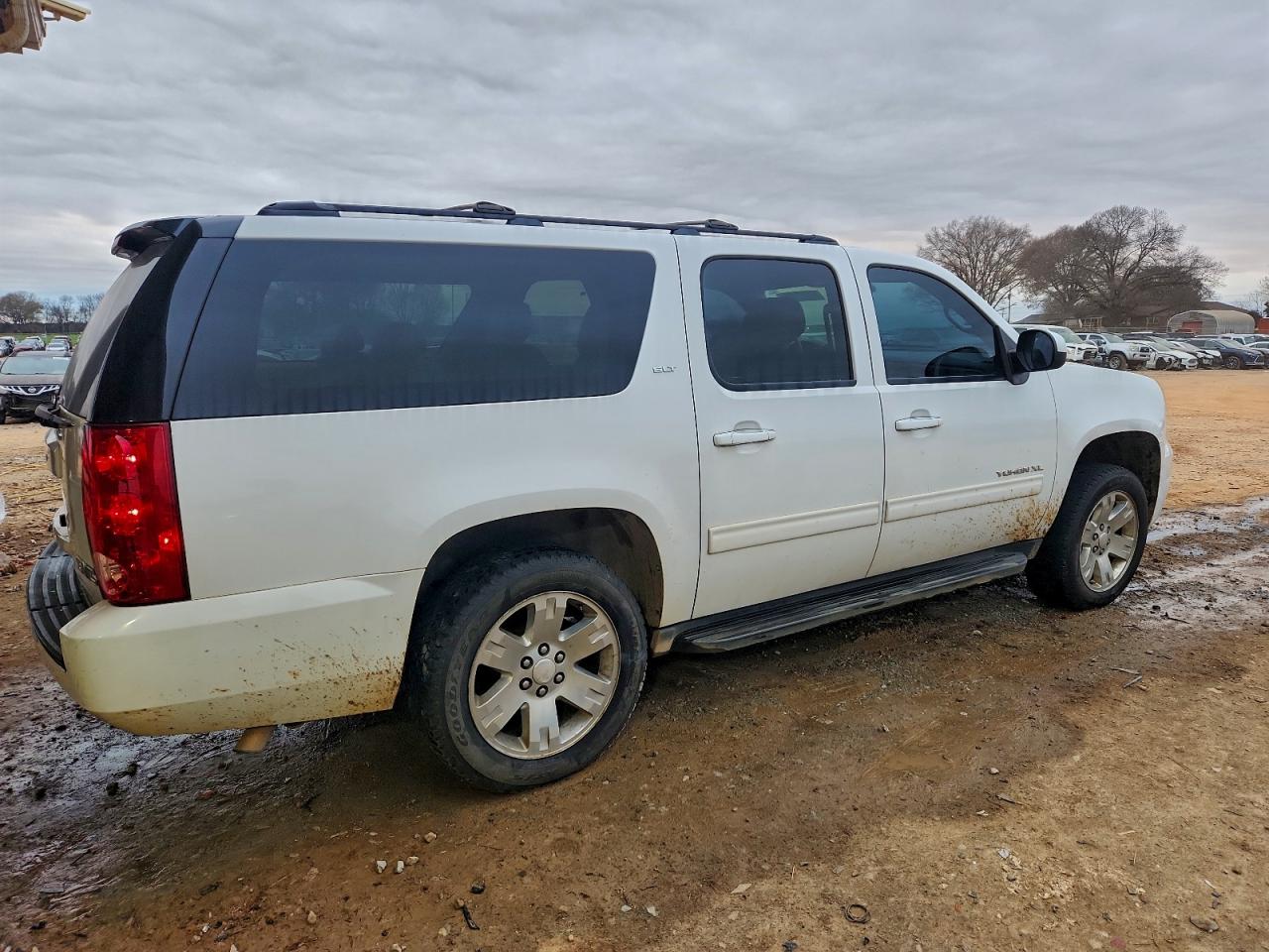 2011 GMC YUKON XL C1500 SLT photo 3