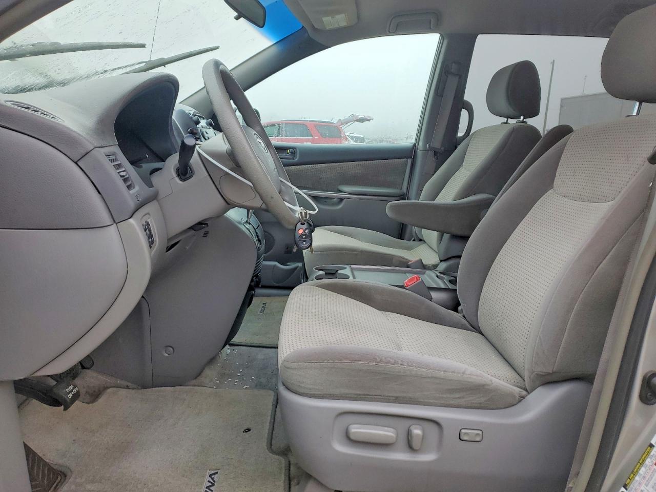 2007 TOYOTA SIENNA CE photo 7
