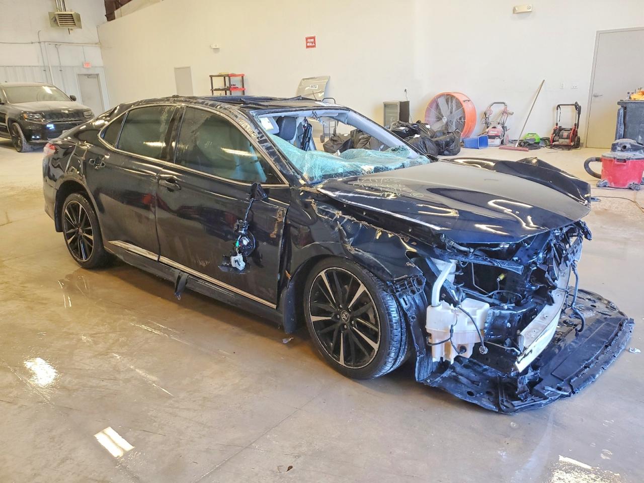2018 TOYOTA CAMRY XSE photo 4