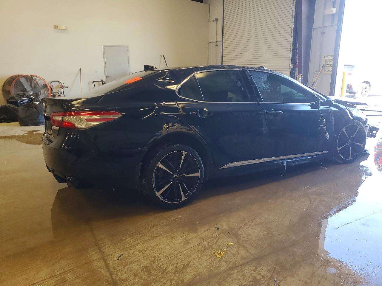 2018 TOYOTA CAMRY XSE photo 3