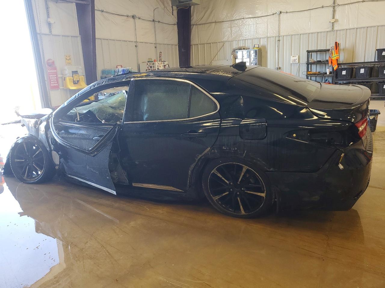 2018 TOYOTA CAMRY XSE photo 2