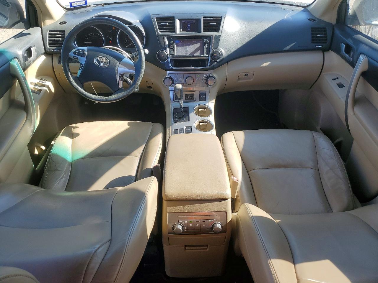 2013 TOYOTA HIGHLANDER BASE photo 8