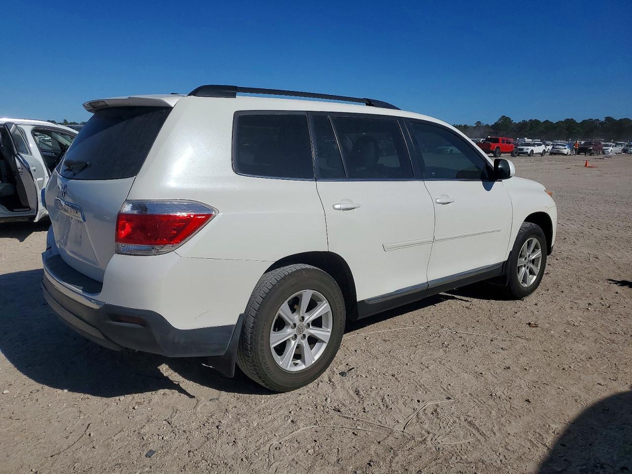 2013 TOYOTA HIGHLANDER BASE photo 3