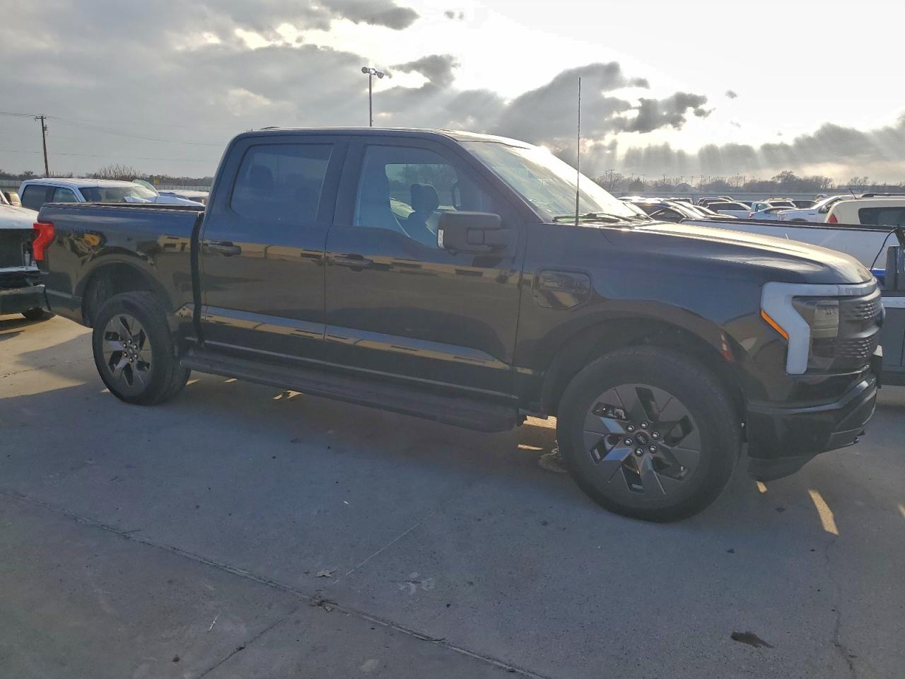 2023 FORD F150 LIGHTNING PRO photo 4