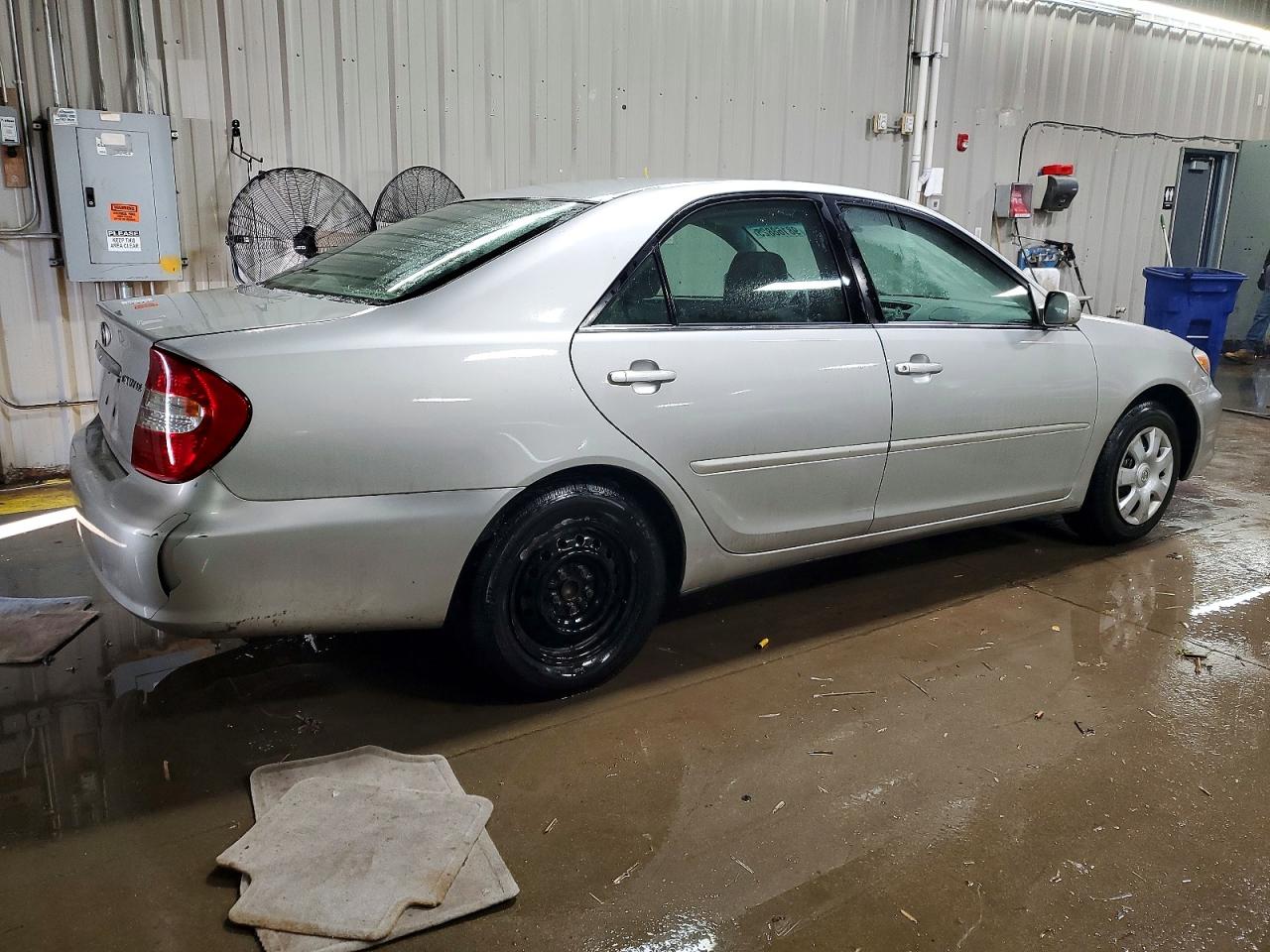 2004 TOYOTA CAMRY LE photo 3