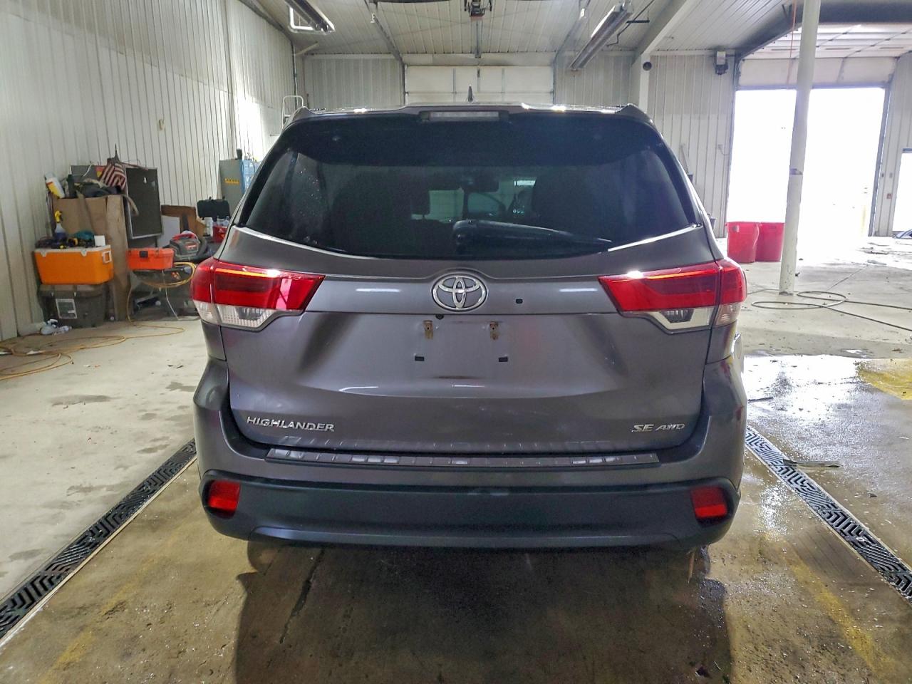2017 TOYOTA HIGHLANDER SE photo 6