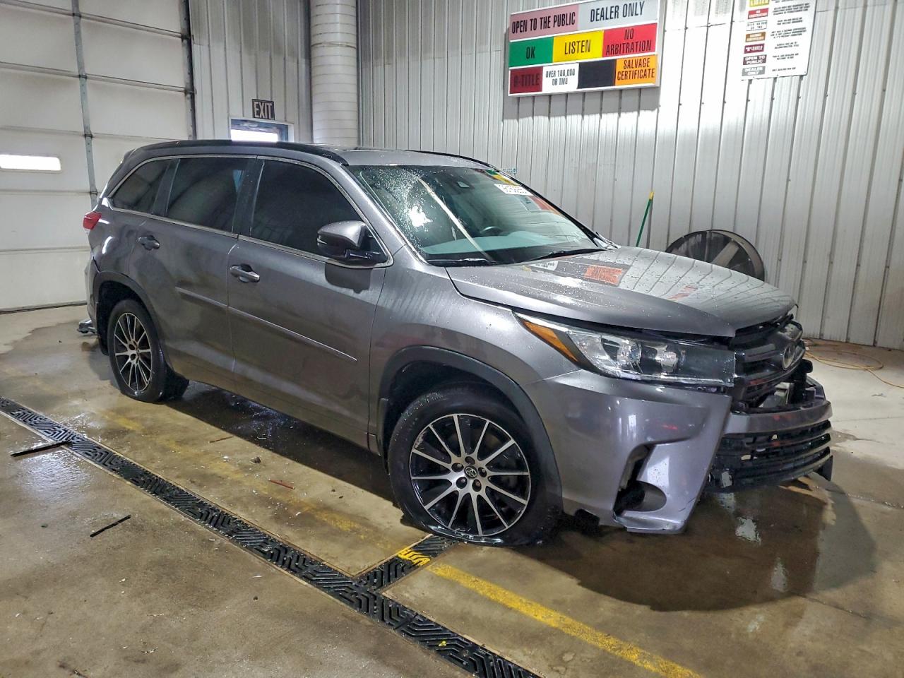 2017 TOYOTA HIGHLANDER SE photo 4