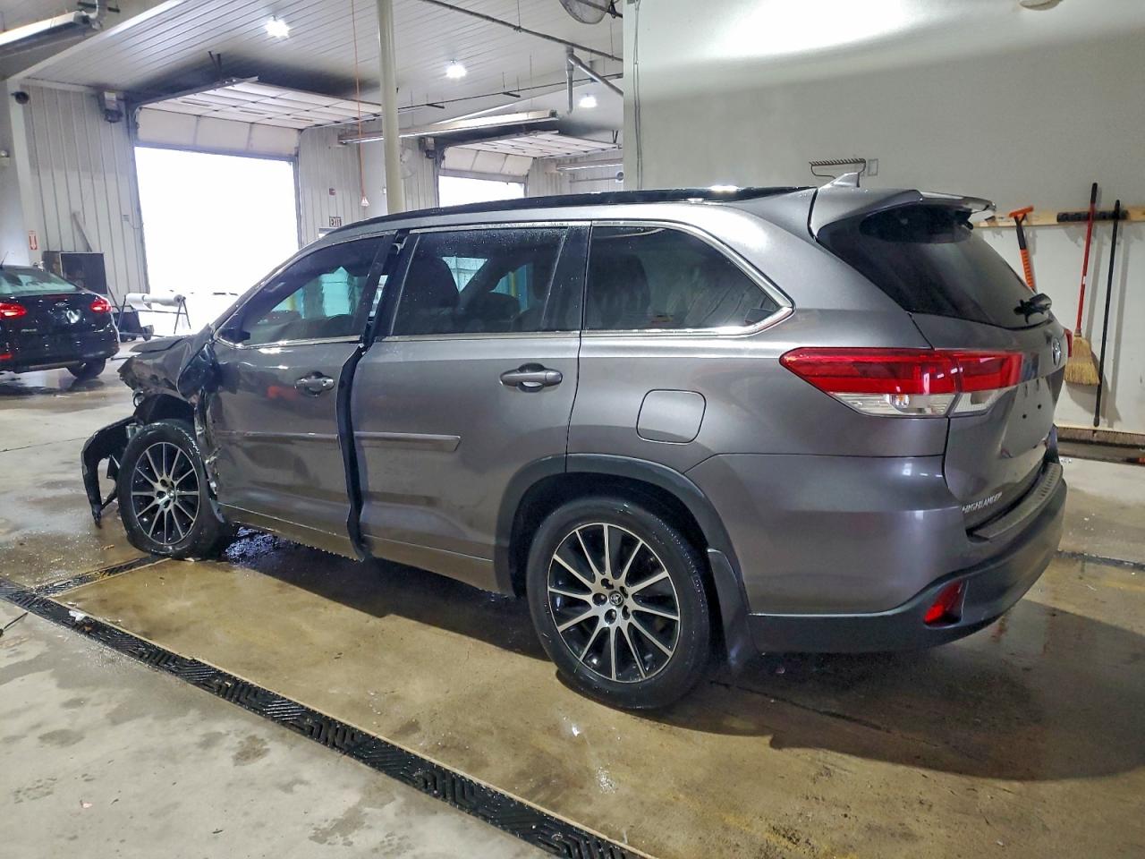 2017 TOYOTA HIGHLANDER SE photo 2
