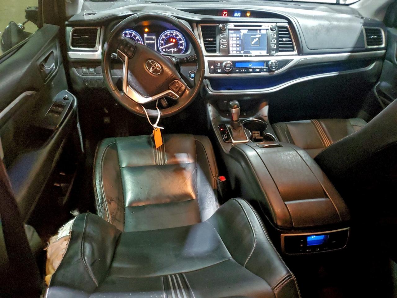 2017 TOYOTA HIGHLANDER SE photo 8
