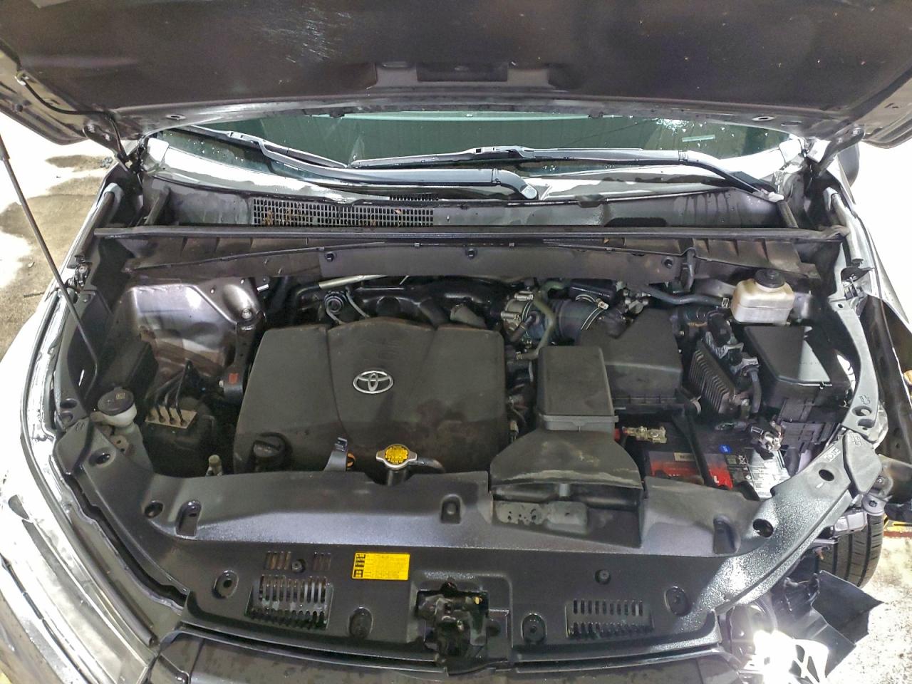 2017 TOYOTA HIGHLANDER SE photo 12