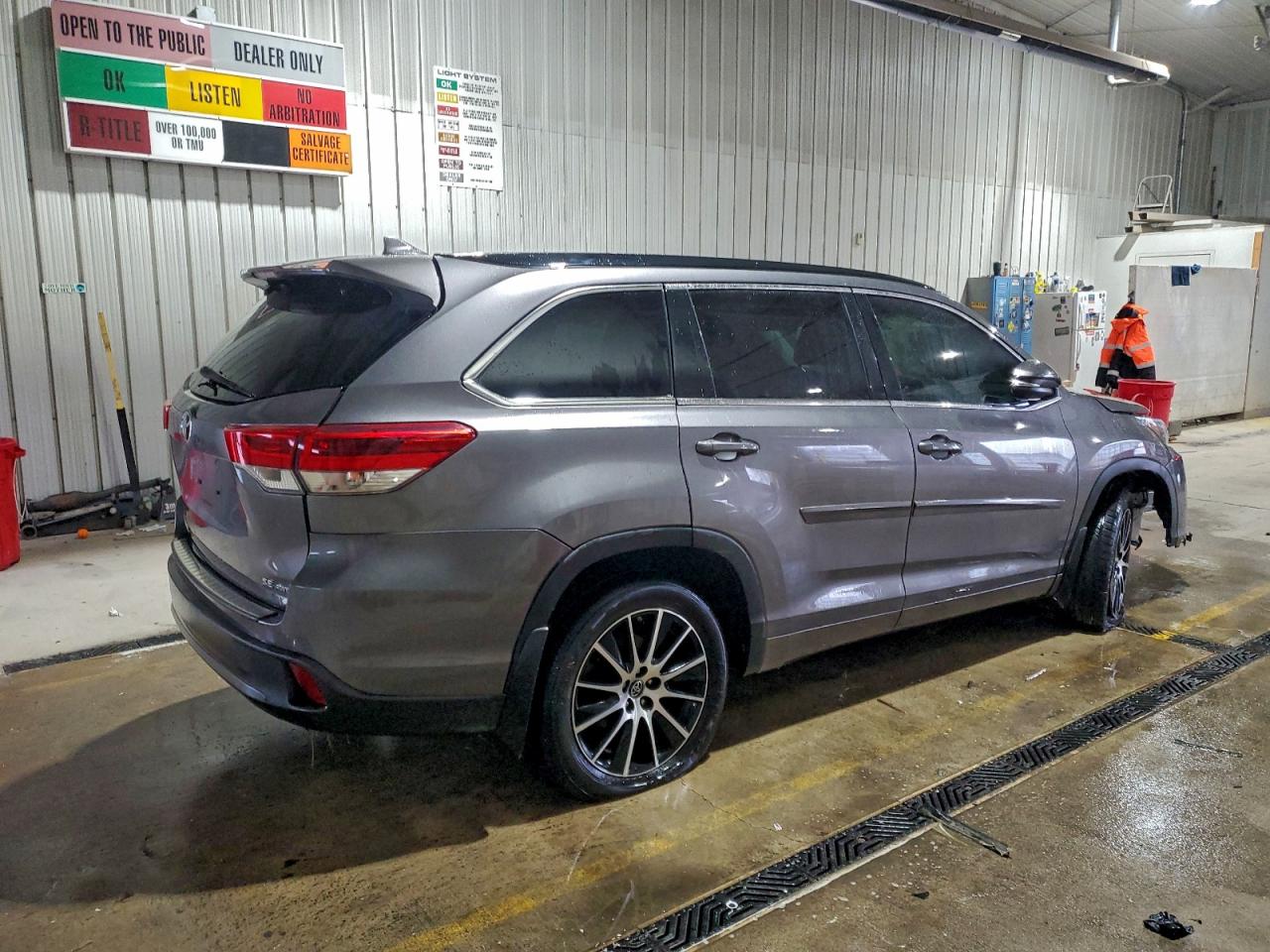 2017 TOYOTA HIGHLANDER SE photo 3
