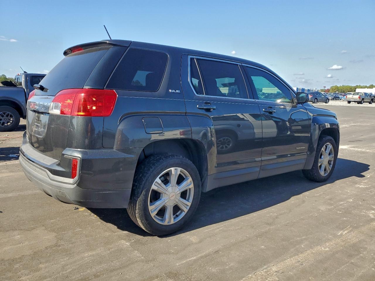 2017 GMC TERRAIN SLE photo 3