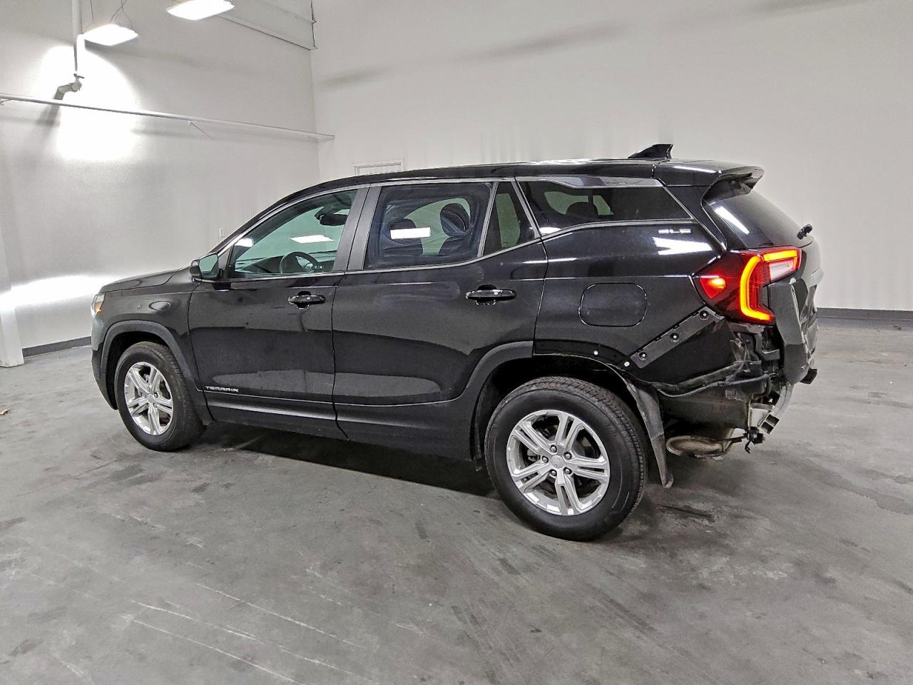 2024 GMC TERRAIN SLE photo 2