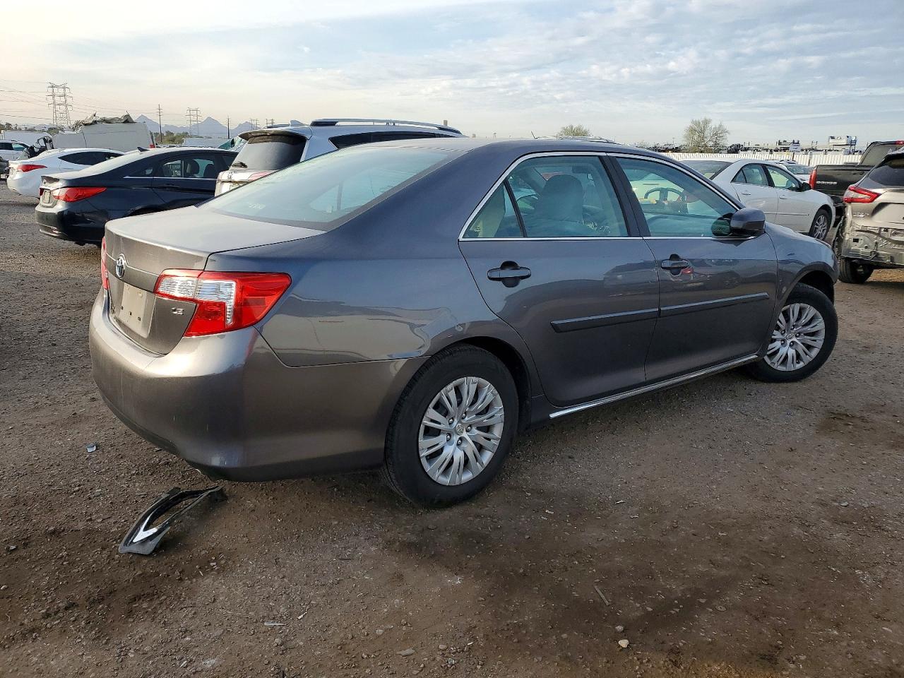 2014 TOYOTA CAMRY LE photo 3