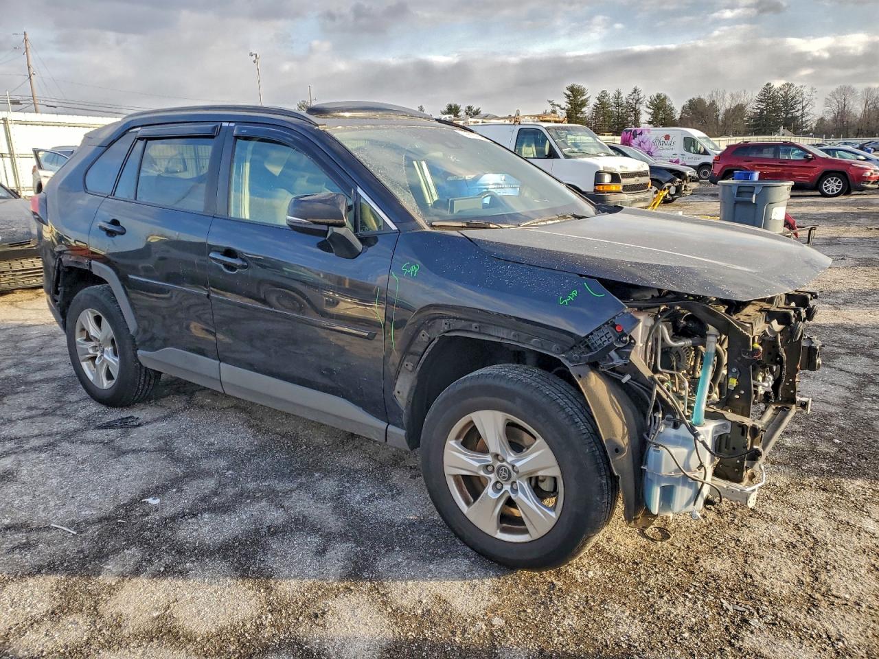 2021 TOYOTA RAV4 XLE photo 4