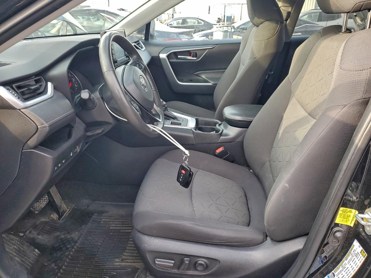 2021 TOYOTA RAV4 XLE photo 7