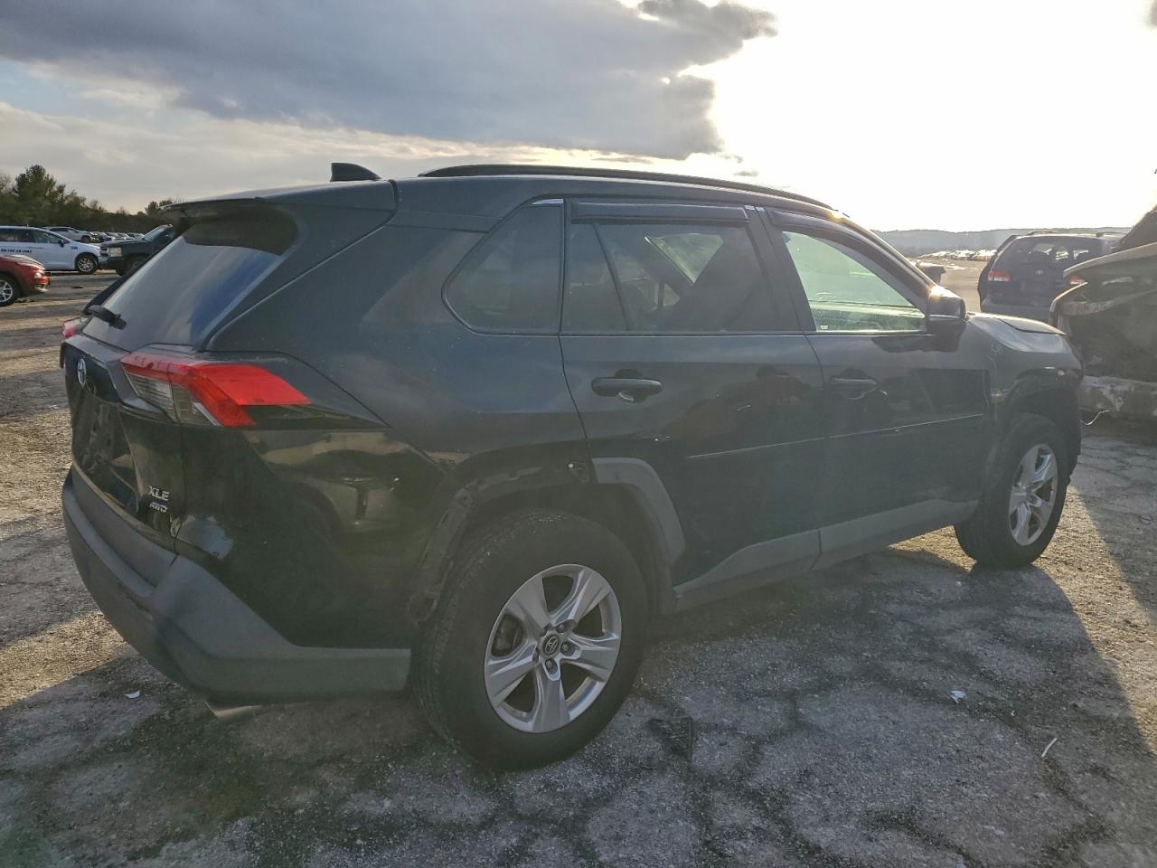 2021 TOYOTA RAV4 XLE photo 3