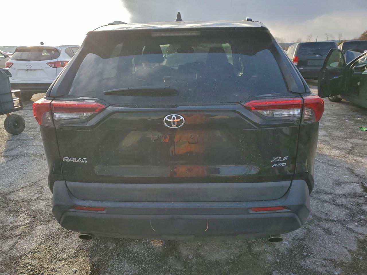 2021 TOYOTA RAV4 XLE photo 6