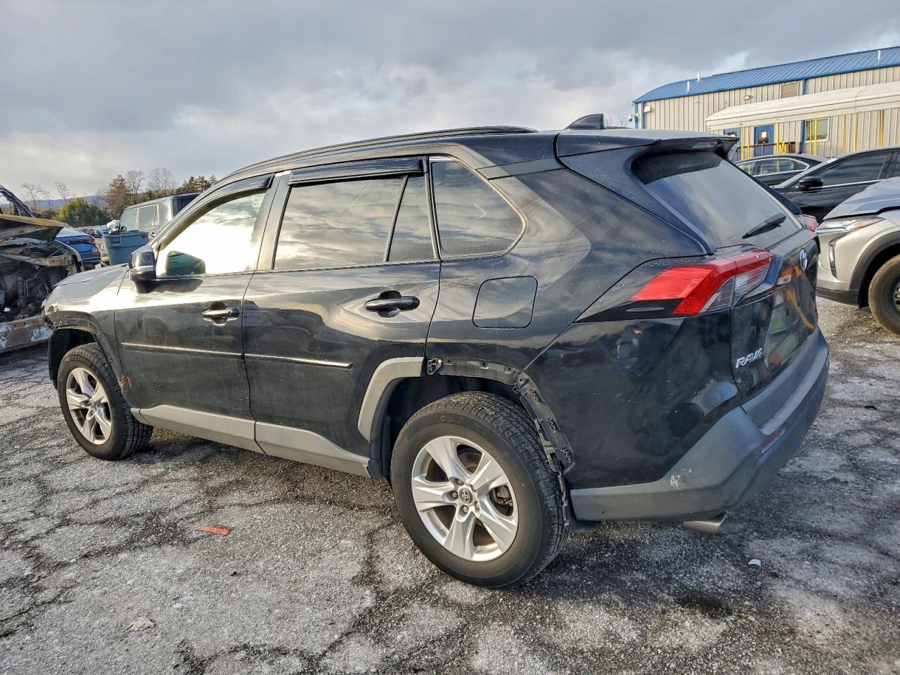2021 TOYOTA RAV4 XLE photo 2