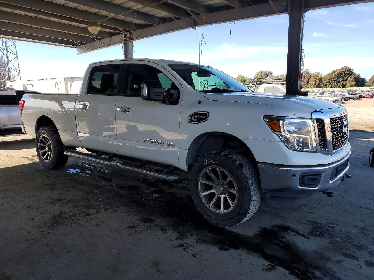 2018 NISSAN TITAN XD SL photo 4