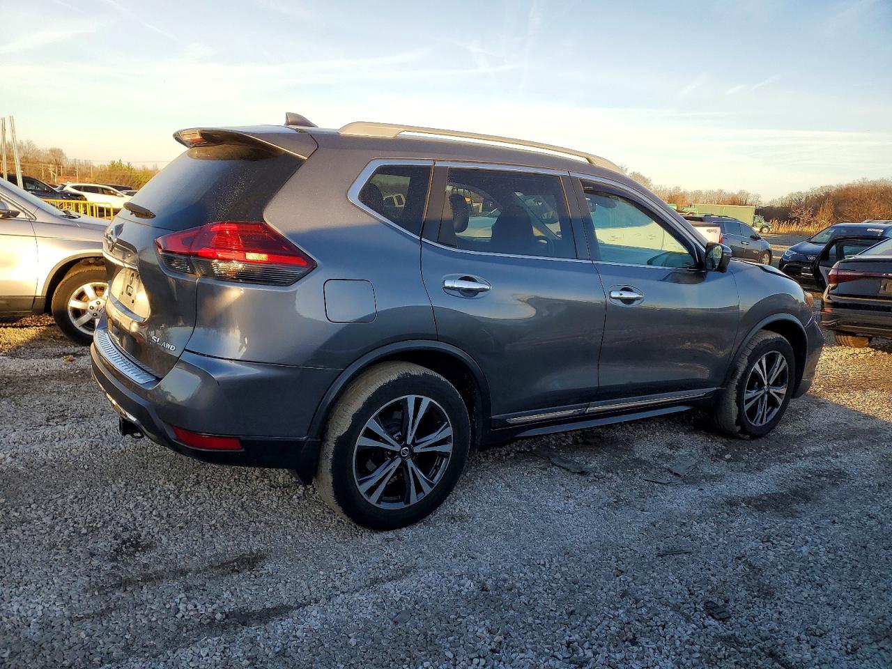 2017 NISSAN ROGUE SV photo 3