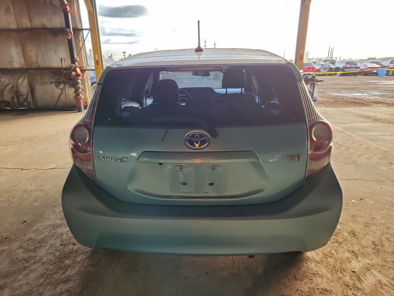 2013 TOYOTA PRIUS C photo 6