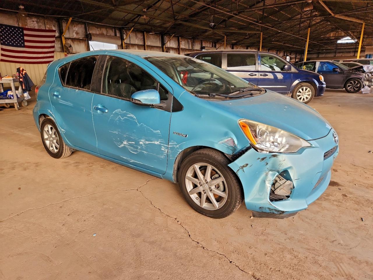 2013 TOYOTA PRIUS C photo 4