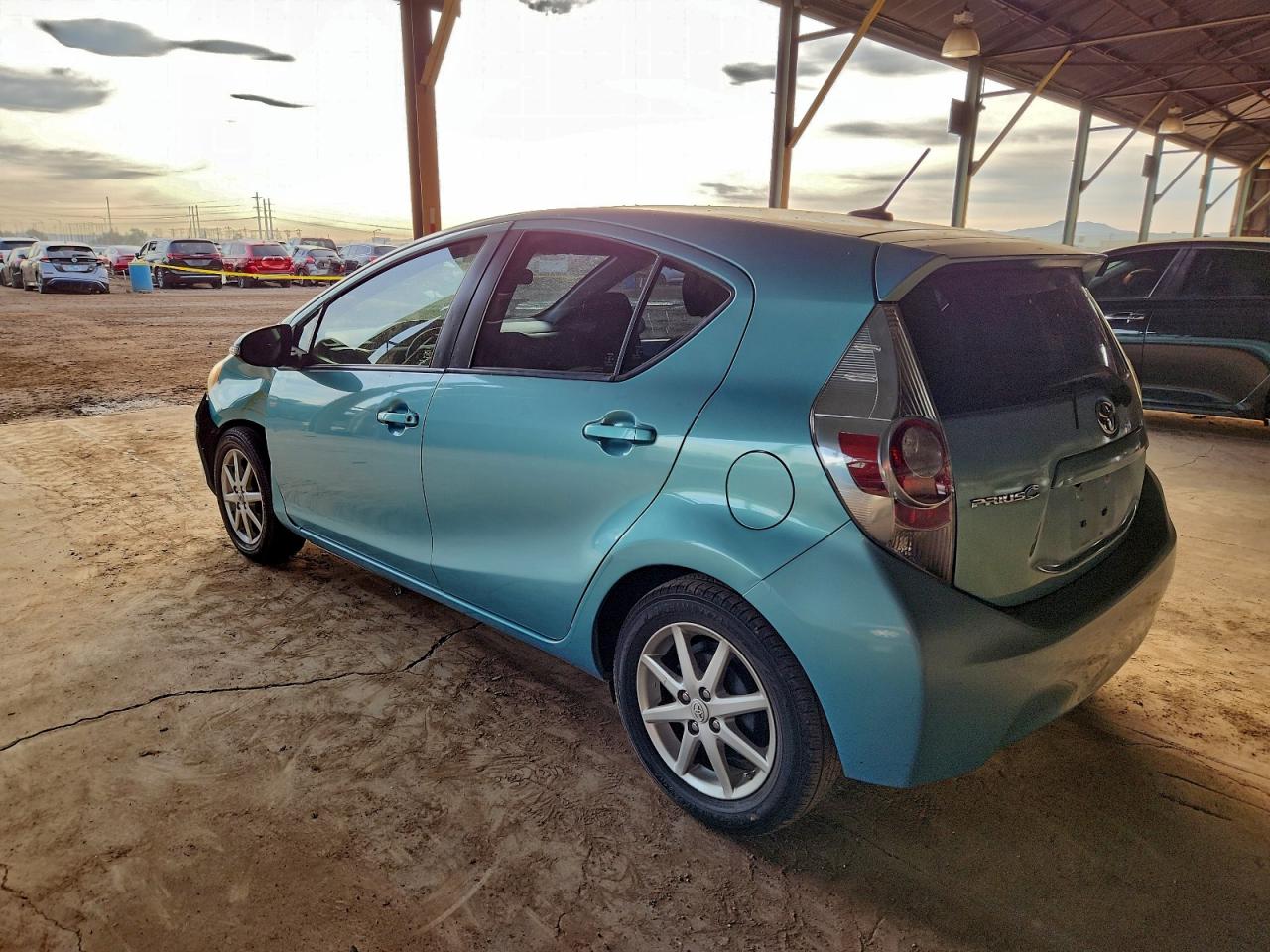 2013 TOYOTA PRIUS C photo 2