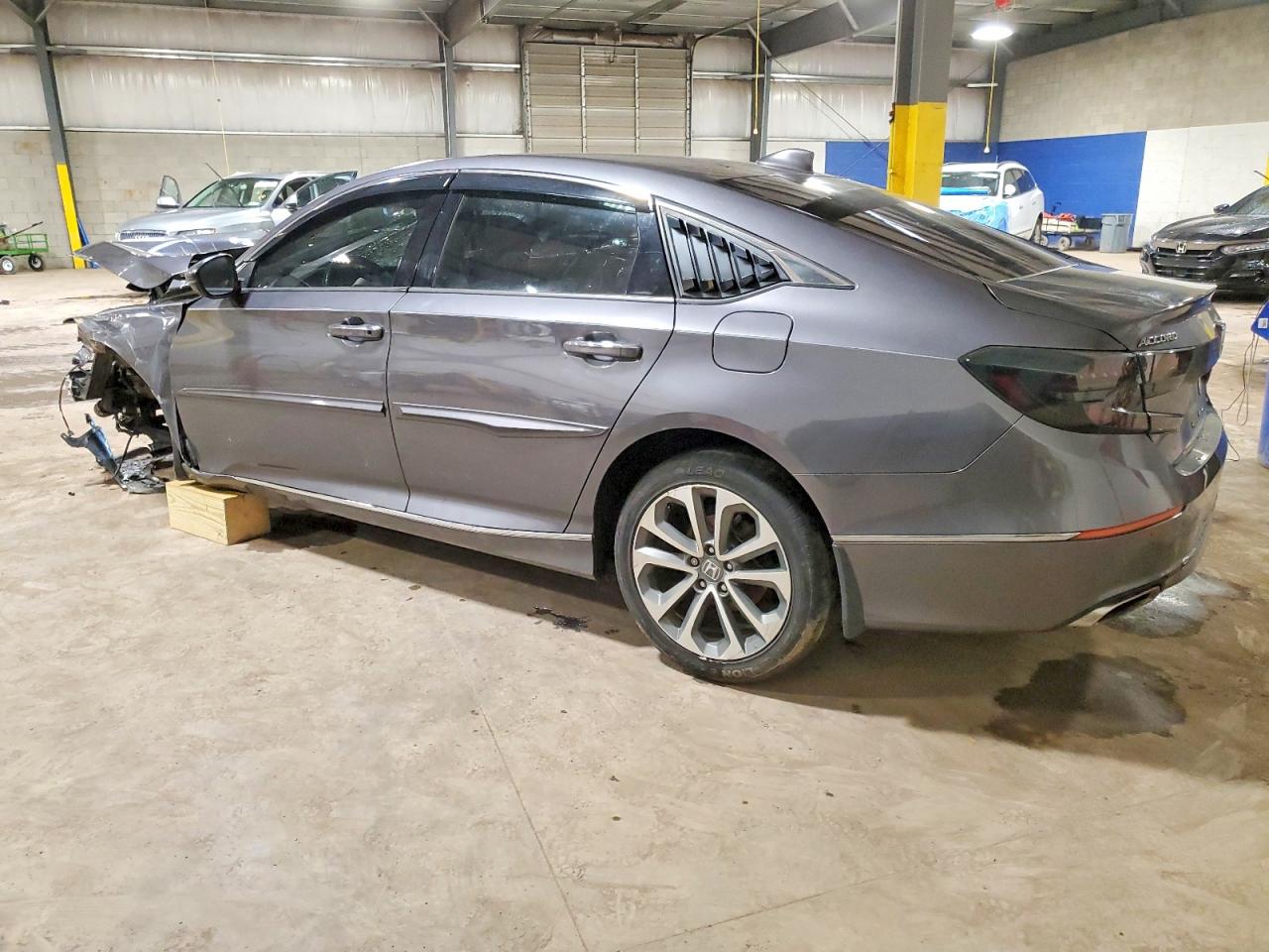 2018 HONDA ACCORD TOURING photo 2