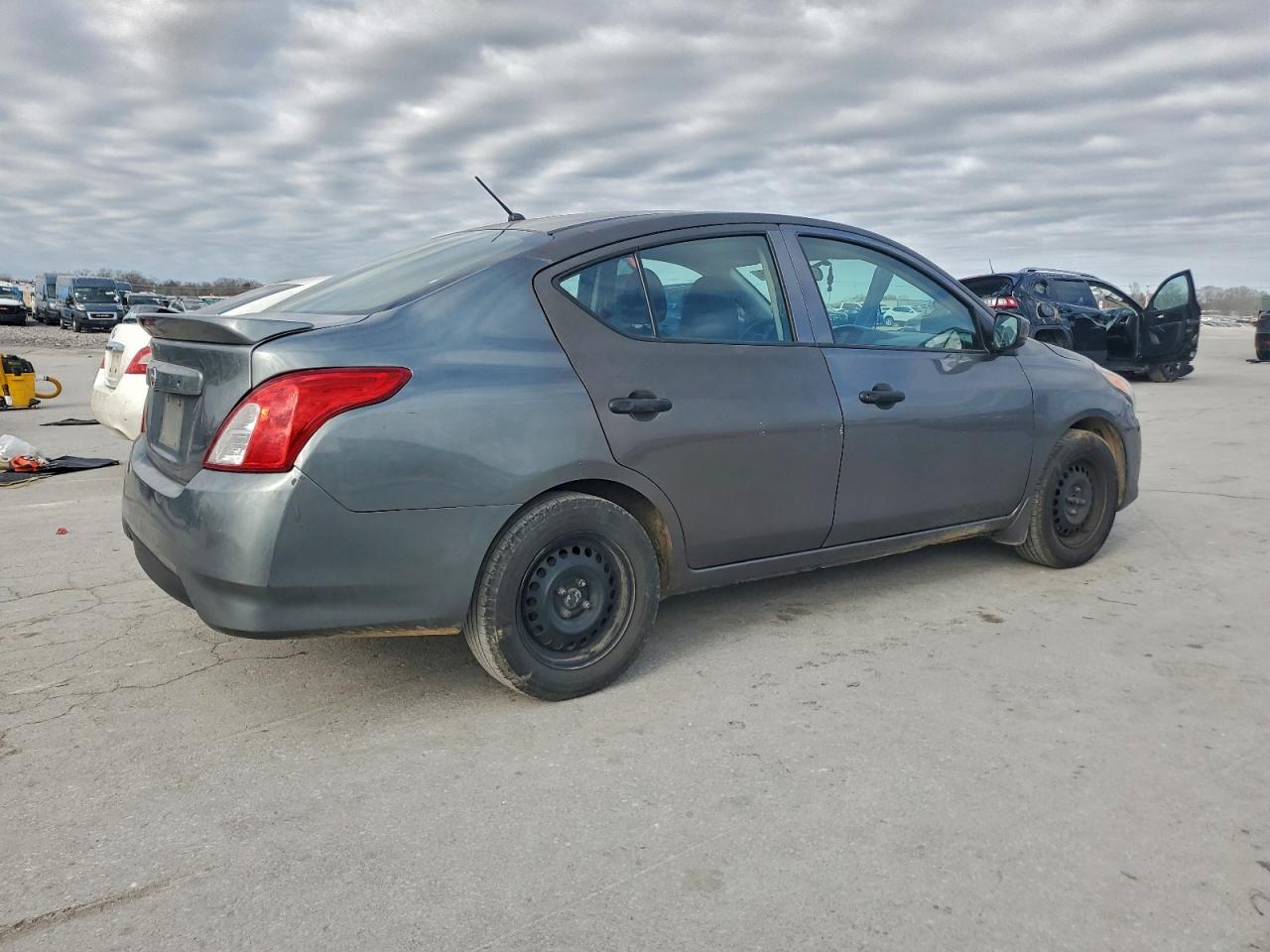2018 NISSAN VERSA S photo 3